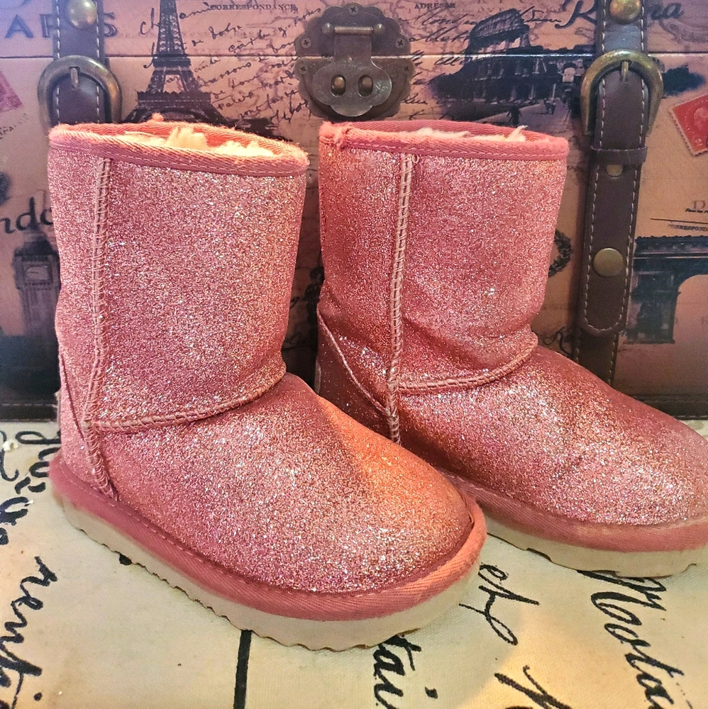 Girls 9c pink sparkly ugg boots!